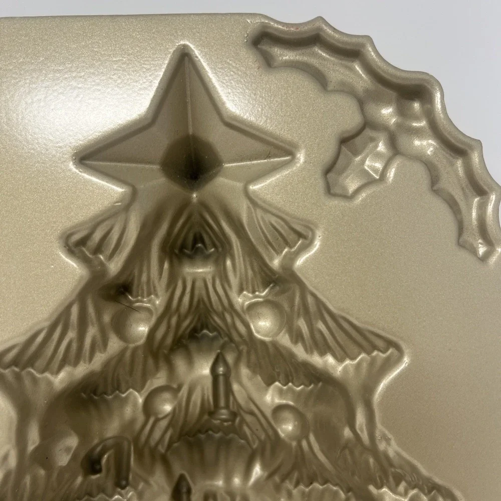 Nordic Ware 3D Christmas Tree Cake Pan Mold‎ Made In USA Cast Aluminum Clean